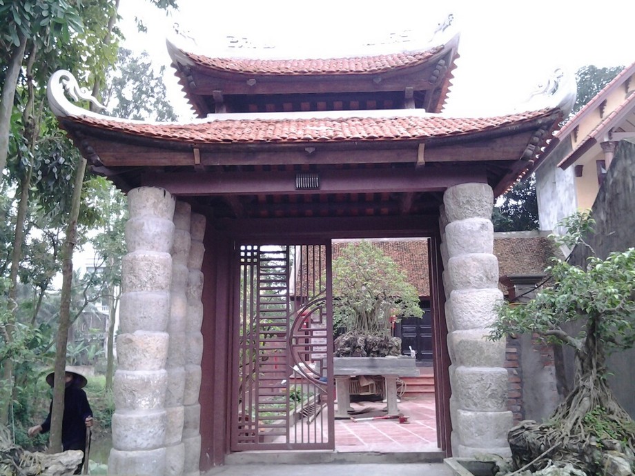 Cổng nhà gỗ với cột trụ bằng đá (nguồn internet)