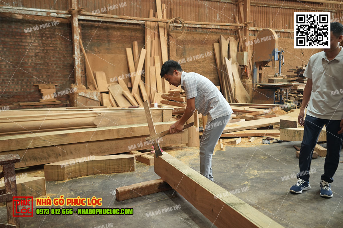Gỗ lim, gỗ mít được chuẩn bị trước khi thi công
