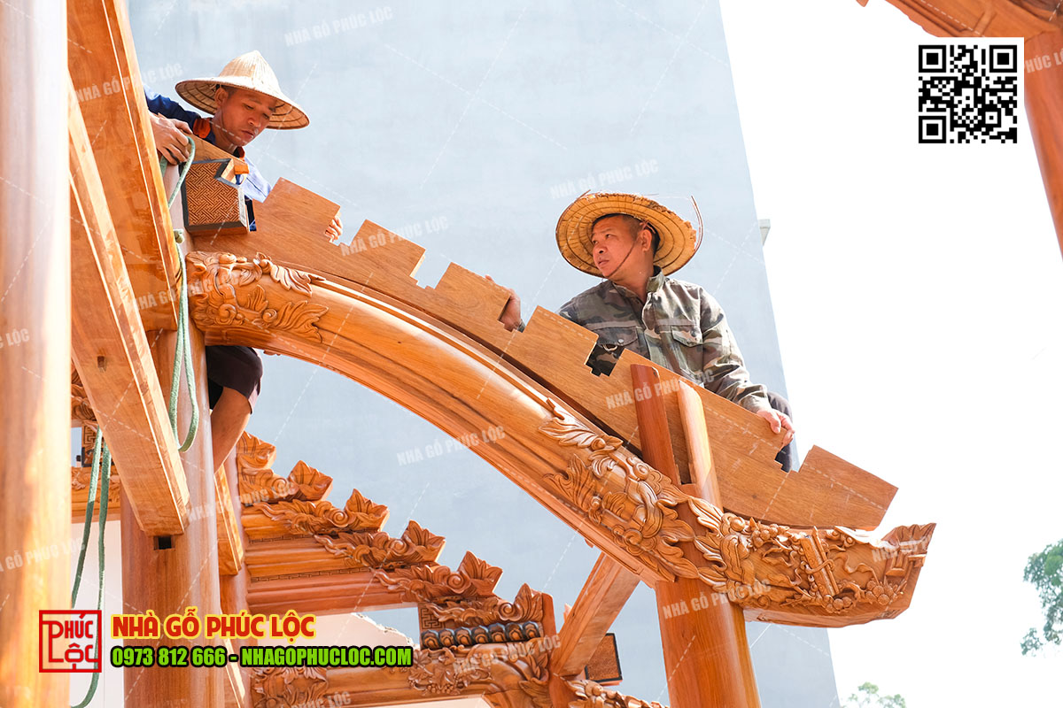 Nghệ nhân Phúc Lộc đục chạm chi tiết